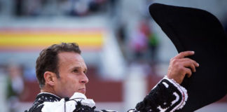 Ferrera saludando la ovación tras matar al cuarto. (FOTO: Juan Pelegrín-Las Ventas)