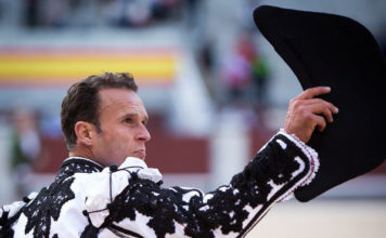 Ferrera saludando la ovación tras matar al cuarto. (FOTO: Juan Pelegrín-Las Ventas)