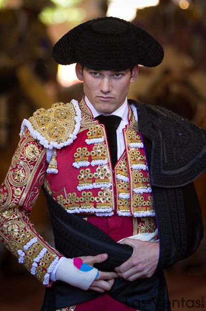 Garrido liado antes de hacer el paseíllo en Las Ventas. Bilbao le espera el 22 de agosto...(FOTO:Juan Pelegrín)