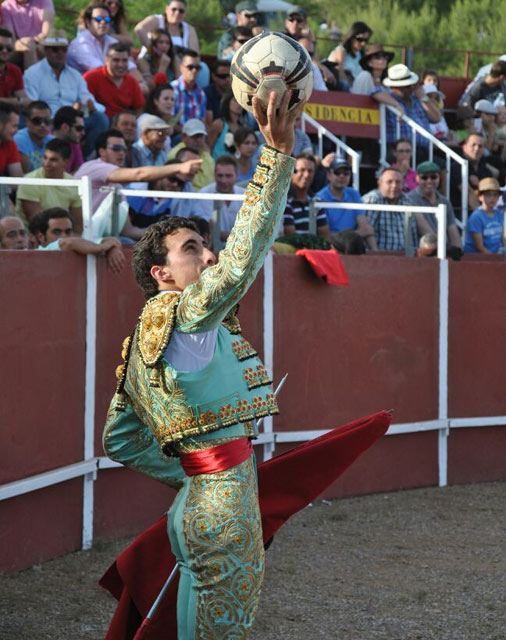 Juan Ángel García Corbacho con el balón en las manos brindando por los jóvenes de Monterrubio que dejaron su vida y sus sueños en el asfalto. (FOTO: CEDIDA)