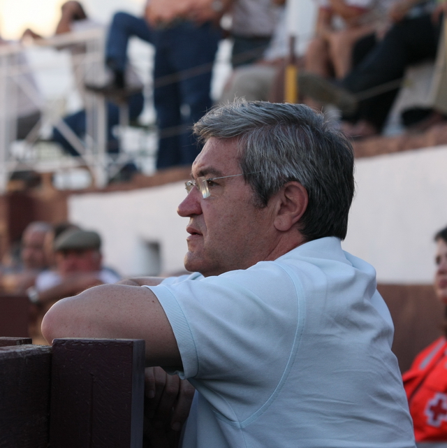 Luis Carlos Franco, pregonero de la feria 2014, en el callejón de una plaza ejerciendo su profesión. (FOTO: Gallardo)