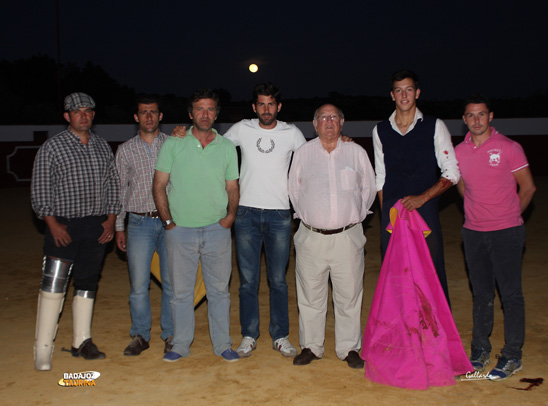 Silva junto al ganadero Antonio Muñoz y su hijo, Manu Izquierdo, Serafín Marín y personal de la casa Muñoz.