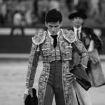 Jose Garrido abandonando cabizbajo la plaza de Las Ventas. (FOTO: Juan Pelegrín)