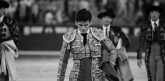 Jose Garrido abandonando cabizbajo la plaza de Las Ventas. (FOTO: Juan Pelegrín)
