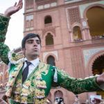 Perera saliendo a hombros de la Monumental de Las Ventas. (FOTO: Juan Pelegrín)