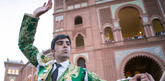 Perera saliendo a hombros de la Monumental de Las Ventas. (FOTO: Juan Pelegrín)
