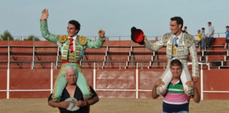 García Corbacho y Candelario saliendo a hombros. (FOTO: CEDIDA)