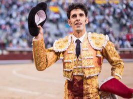 Talavante saludando al despedirse en Las Ventas. (FOTO: Juan Pelegrín)