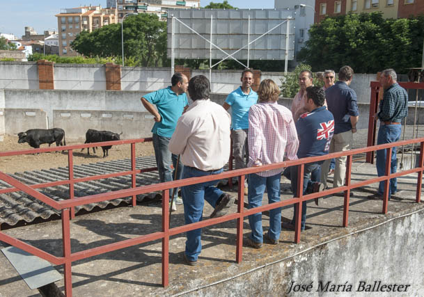 El personal de corrales conversando con los empresarios