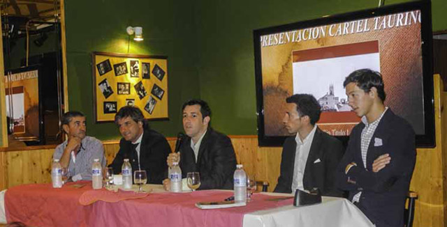 Rafael Castro, Jorge Buendía, Antonio Girol y los dos novilleros. (FOTO: JM Ballester)