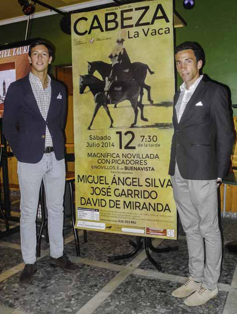 Miguel Ángel Silva y David de Miranda junto al cartel