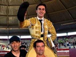 Flores saliendo a hombros de La Flecha. (FOTO: Marina Flores)