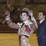 Garrido dando la vuelta al ruedo en Sevilla. (FOTO: Toromedia)