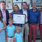 La familia del doctor Hernández de la Rosa recogiendo la distinción. (FOTO: M.Cáceres)