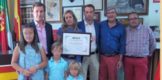 La familia del doctor Hernández de la Rosa recogiendo la distinción. (FOTO: M.Cáceres)