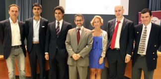 Hugo de Patrocinio rodeado de quienes le acompañaron en la presentación de su obra.