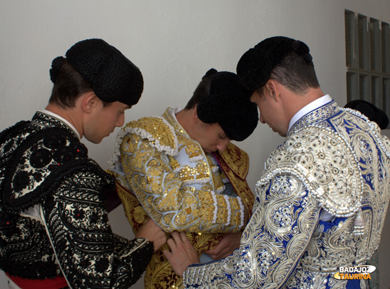 Los manueles liando a su torero