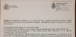 El torero rodeado por los empresarios y el alcalde (FOTO:cosodebadajoz.com)