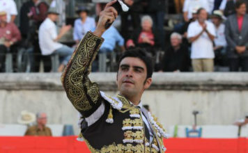 Perera con uno de los trofeos cortados en Nimes. (FOTO: M. Berho-mundotoro.com)