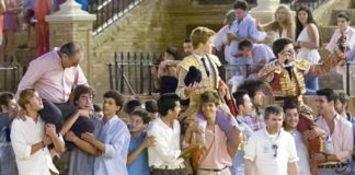 Los dos toreros y el ganadero a hombros. (FOTO: López-Matito)