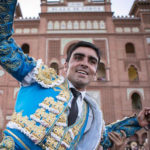 El torero pacense saliendo por segunda vez a hombros en esta feria de San Isidro (FOTO: Juan Pelegrín)