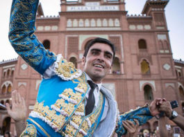 El torero pacense saliendo por segunda vez a hombros en esta feria de San Isidro (FOTO: Juan Pelegrín)