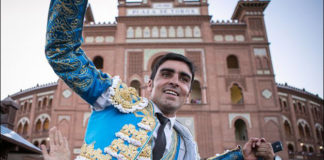 El torero pacense saliendo por segunda vez a hombros en esta feria de San Isidro (FOTO: Juan Pelegrín)