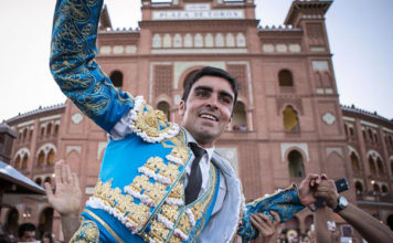 El torero pacense saliendo por segunda vez a hombros en esta feria de San Isidro (FOTO: Juan Pelegrín)