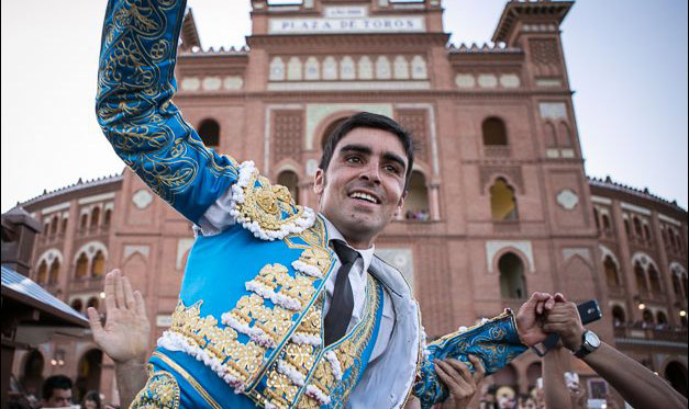 El torero pacense saliendo por segunda vez a hombros en esta feria de San Isidro (FOTO: Juan Pelegrín) El torero pacense saliendo por segunda vez a hombros en esta feria de San Isidro (FOTO: Juan Pelegrín)