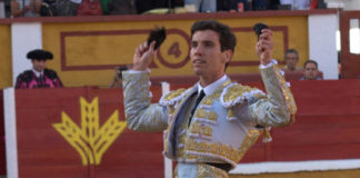 Tomás Campos con las dos orejas cortadas en la faena que le ha valido el premio del Club Taurino (FOTO:Gallardo)