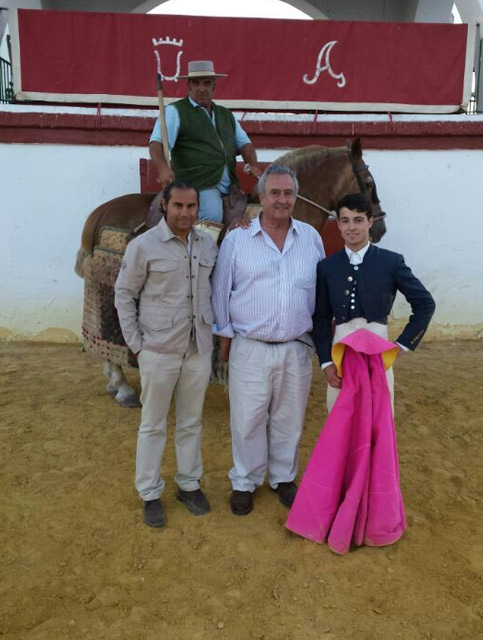 Carballo acompañado de su profesor Luis Reinoso 'El Cartujano', Jaime Guardiola y el mayoral de la ganadería
