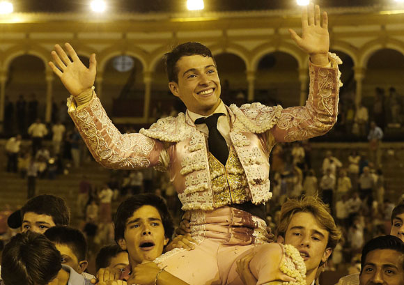 El alumno de la E.T. de Badajoz saliendo a hombros. (FOTO: Toromedia)