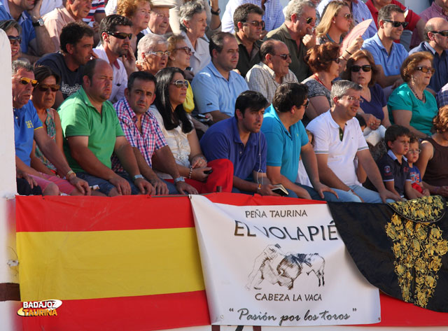 Los socios de la P. T. El Volapié, junto a su bandera