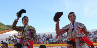 David de Miranda y Miguel Ángel Silva saliendo a hombros