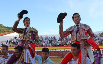 David de Miranda y Miguel Ángel Silva saliendo a hombros