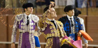 Garrido paseando la oreja del sexto. (FOTO: López-Matito)