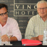 El veterinario Javier Jiménez y José Rufino, ganadero de Peñajara.