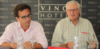 El veterinario Javier Jiménez y José Rufino, ganadero de Peñajara.