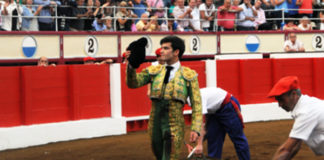 Garrido saludando una ovación en Santander. (FOTO: choperatoros.com)