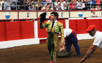 Garrido saludando una ovación en Santander. (FOTO: choperatoros.com)