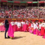 Talavante con los niños en Pamplona. (FOTO: mundotoro.com)