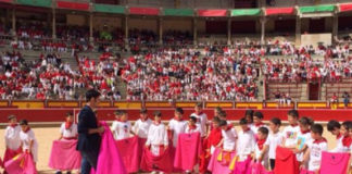 Talavante con los niños en Pamplona. (FOTO: mundotoro.com)