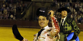 Carballo paseando la oreja del sexto. (FOTO: Arjona)