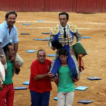Carlos Muñoz saliendo a hombros de la plaza de Marbella. (FOTO:José Salguero Duarte-desdelcallejon.com)