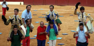 Carlos Muñoz saliendo a hombros de la plaza de Marbella. (FOTO:José Salguero Duarte-desdelcallejon.com)