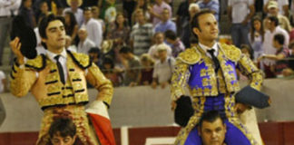 Perera y Ferrera a hombros en una imagen de archivo. (FOTO: Gallardo)