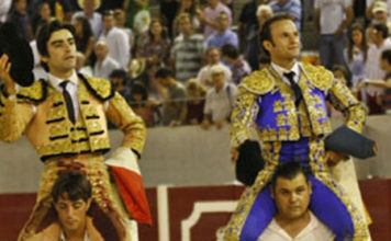 Perera y Ferrera a hombros en una imagen de archivo. (FOTO: Gallardo)