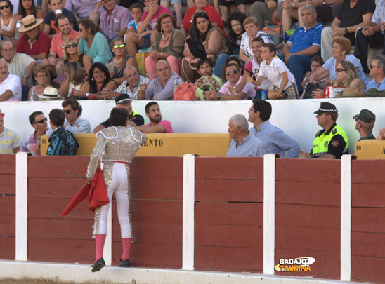 Luis Manuel Terrón brindando a un joven partidario