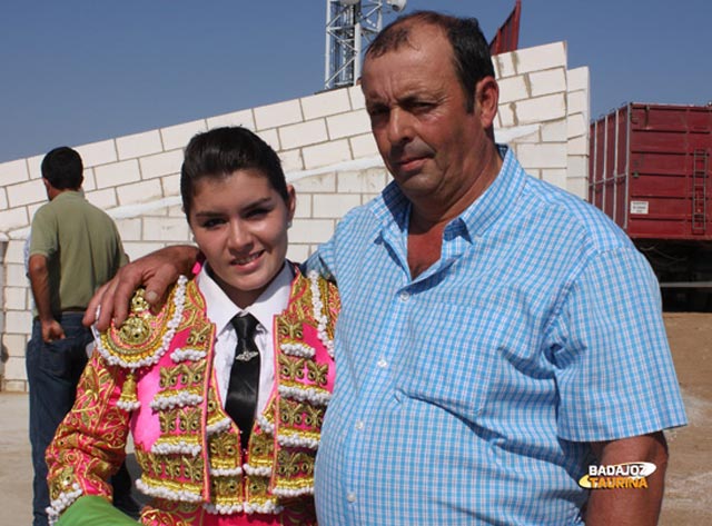 María del Mar con su padre, su gran valedor y compañero en esta aventura. (FOTO: Gallardo)