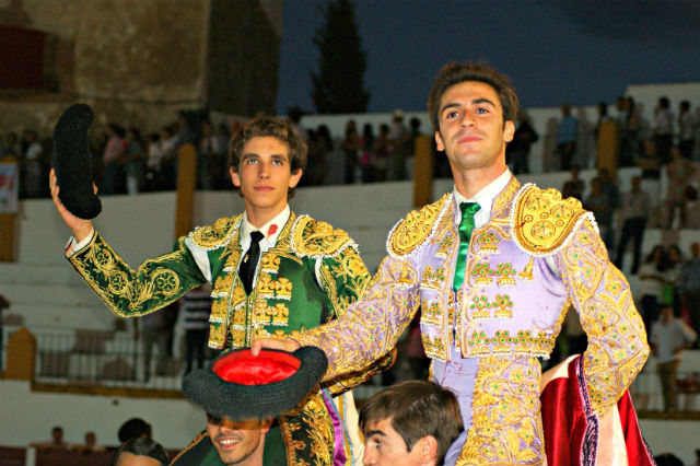 Ginés Marín y Fernando Flores, a hombros.